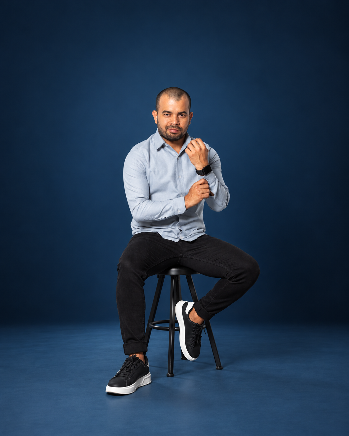 Klhysber, publicista de KBR Agency, en un estudio con fondo azul